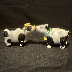Charming Kissing Cows Salt and Pepper Shakers. Magnetic.